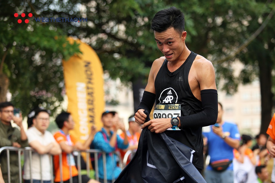 Đáng yêu khoảnh khắc “cựu vương” căng dây đích đón tân vô địch Longbien Marathon 2019 Đáng yêu khoảnh khắc “cựu vương” căng dây đích đón tân vô địch Longbien Marathon 2019